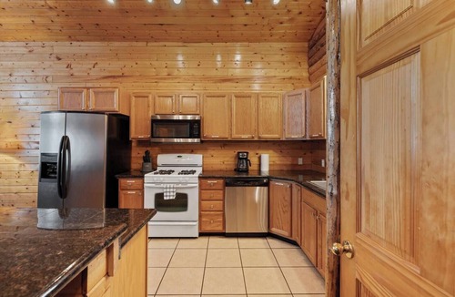 Last Chance Cabin | Henry`s Fork Cabin | Steps to River, Hot Tub, Amazing Views, + BBQ!
