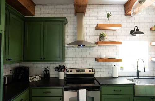 Bryan House | Henry's Haven - Fully Renovated 5 Bedroom House Minutes from Downtown Bryan