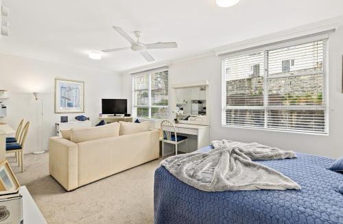 McMahons Point Apartment | HENRY12 Self- Catering