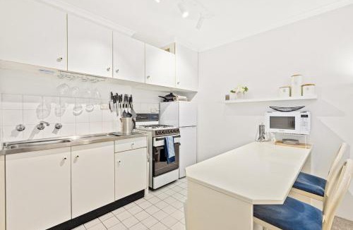 McMahons Point Apartment | HENRY12 Self- Catering