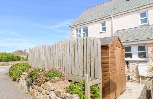 The Lizard House | Henrys Croft