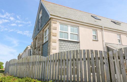 The Lizard House | Henrys Croft