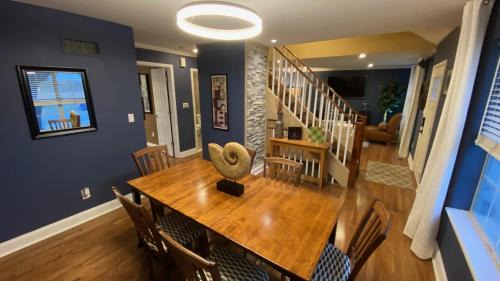 Olathe House | Here It Is! Cool Cape Cod-3 BR-2.5 Bath-12 Guests