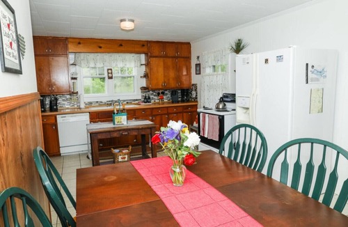 Vesta House | Heritage Farmhouse by Buffalo Mountain Getaway