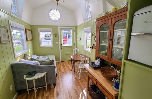 Lakeside Apartment | Heritage House - Tiny Digs Lakeshore