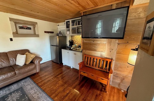 Berryville Apartment | Herman’s Hideaway. A charming, comfortable apartment in historic Berryville, AR