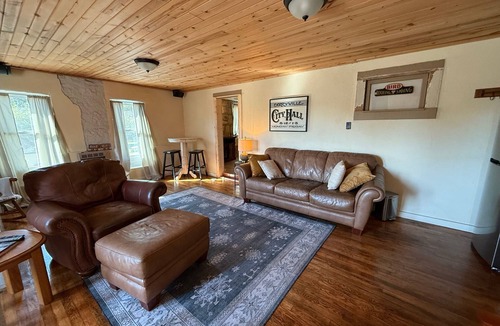 Berryville Apartment | Herman’s Hideaway. A charming, comfortable apartment in historic Berryville, AR
