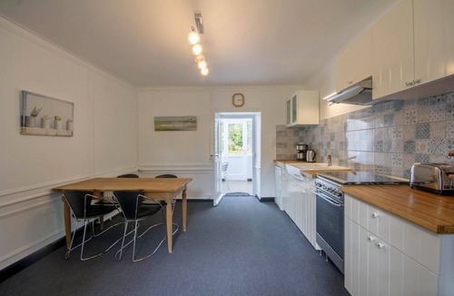 Locoal-Mendon House | Hermely - LOCOAL-MENDON