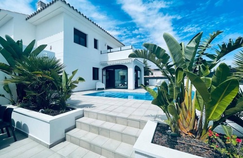 Les Tres Cales Ski Chalet | Hermosa casa moderna, piscina privada, 800 metros de la playa