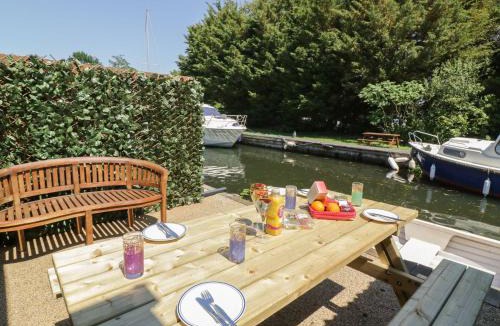 Irstead House | Heron Cottage