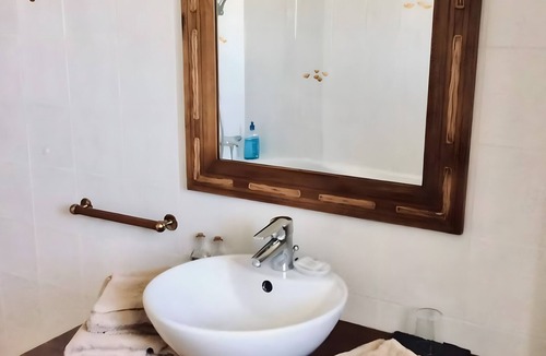 Brucheville Bed & Breakfast | Héron Guest Room with Garden and Wi-Fi
