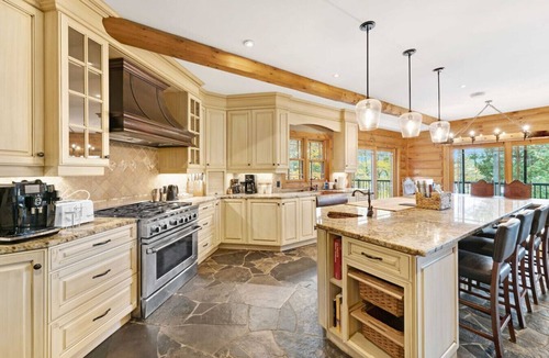 North Frontenac House | Heron Lodge | Lakefront + Hot Tub + Theater Room