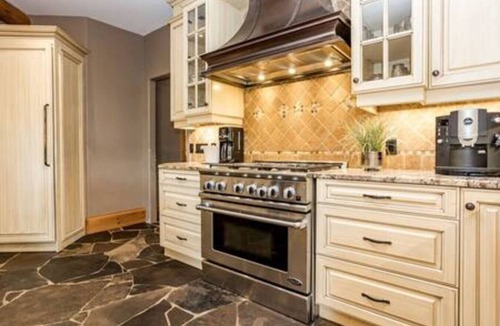 North Frontenac House | Heron Lodge | Lakefront + Hot Tub + Theater Room