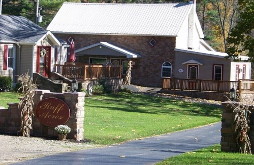 Russell Bed & Breakfast | Heron View Room at Carousel Bed and Breakfast