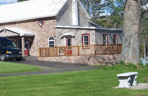 Russell Bed & Breakfast | Heron View Room at Carousel Bed and Breakfast