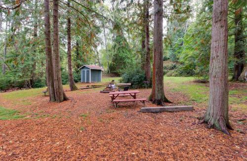 Lakebay House | Herron Island Cabin with Deck Walk to Beach!