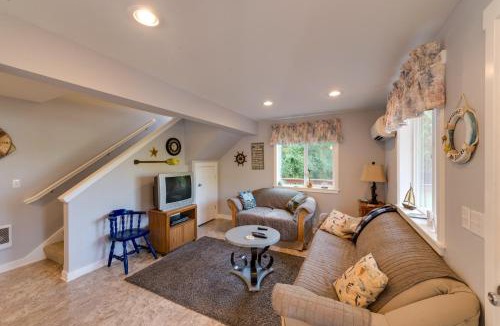 Lakebay House | Herron Island Cabin with Deck Walk to Beach!