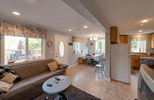 Lakebay House | Herron Island Cabin with Deck Walk to Beach!