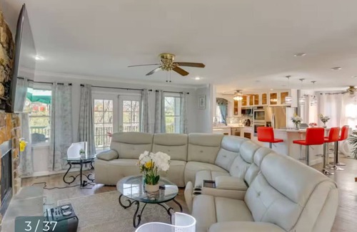 Harrisburg House | Hershey Park Lodge with Jacuzzi and Event Room