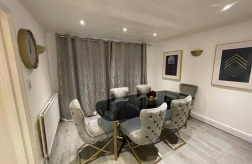 Waltham Cross House | Hertfordshire 4bed