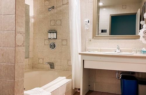 Zurich Hotel | Hessenland Inn & Schatz Winery