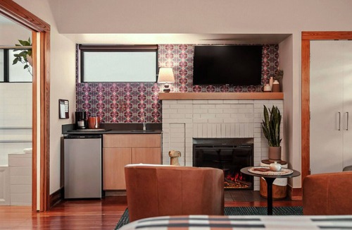 East Cesar Chavez Hotel | Heywood Hotel