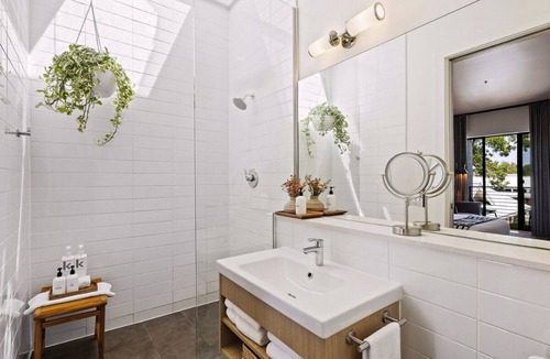East Cesar Chavez Hotel | Heywood Hotel