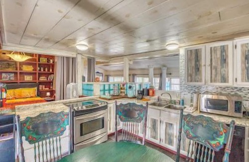 Eureka Springs Historic District House | HGTV feature Main St d’town! 3 cozy units, sleeps 16 w Private Bar + gameroom!
