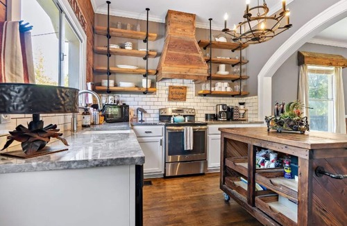 North Waco House | HGTV’s “LITTLE HOUSE” w/huge deck and grill