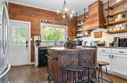 North Waco House | HGTV’s “LITTLE HOUSE” w/huge deck and grill