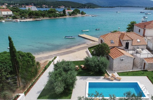 Loviste House | HH Lovište Three Bedroom Holiday Home,Pool&SeaView