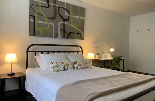 East Village Hostel | HI Calgary City Centre - Hostel