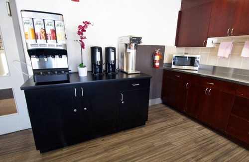 East Village Hostel | HI Calgary City Centre - Hostel