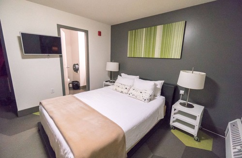 East Village Hostel | HI Calgary City Centre - Hostel