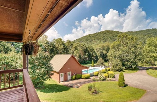 Hiawassee House | Hiawassee River Retreat w/2 Mountain-View Decks