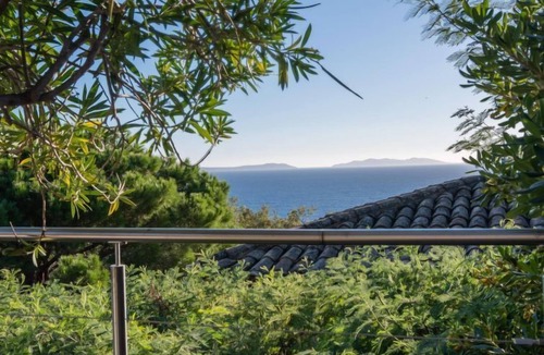 Le Rayol Apartment | Hibiscus by Interhome