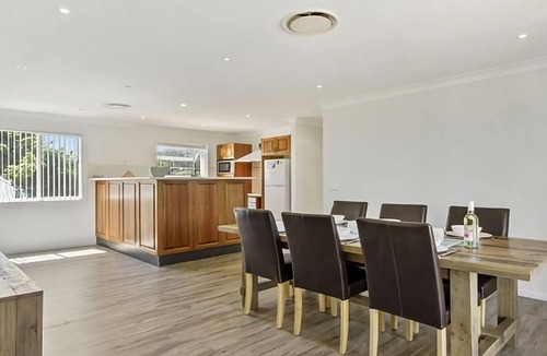Maloneys Beach House | Hibiscus Close Beach Front Living