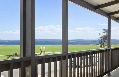 Maloneys Beach House | Hibiscus Close Beach Front Living