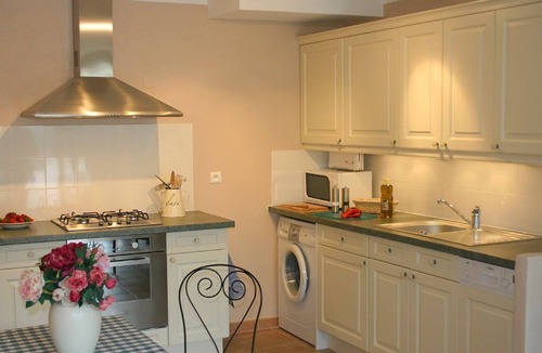 Villes-sur-Auzon Apartment | Hibiscus garden apartment