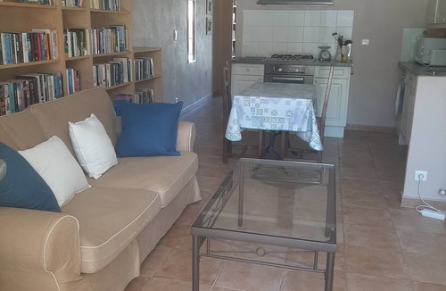 Villes-sur-Auzon Apartment | Hibiscus garden apartment