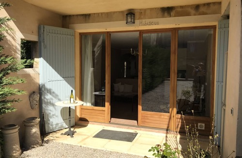 Villes-sur-Auzon Apartment | Hibiscus garden apartment