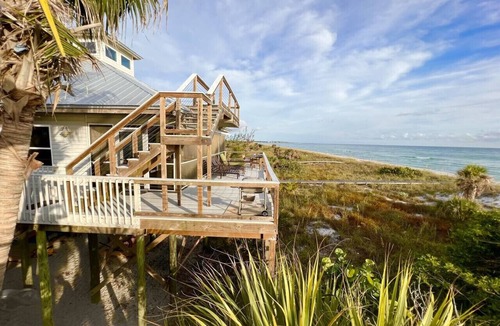 Placida House | Hibiscus House! Beach front - pet friendly