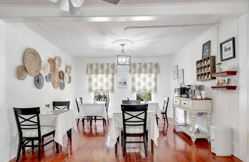 Fort Myers River District House | Hibiscus House Bed & Breakfast Inn Turtle Room Bed-ADA