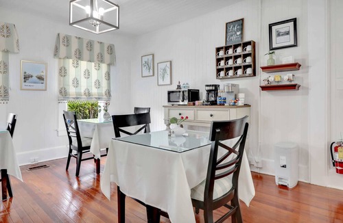 Fort Myers River District House | Hibiscus House Bed & Breakfast Inn Turtle Room Bed-ADA