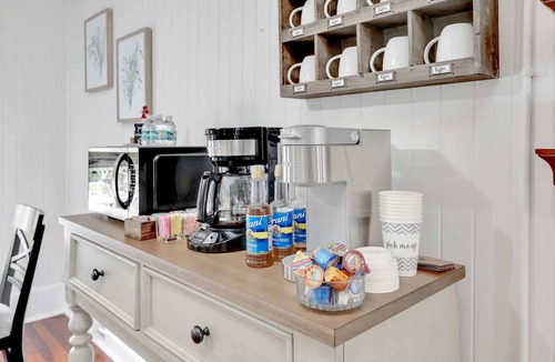 Fort Myers River District House | Hibiscus House Bed & Breakfast Inn Turtle Room Bed-ADA