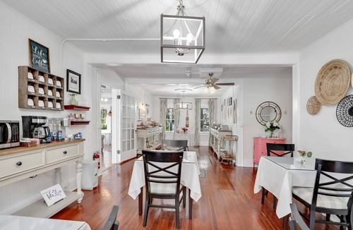 Fort Myers River District House | Hibiscus House Bed Breakfast Inn Turtle Room Bed-ada