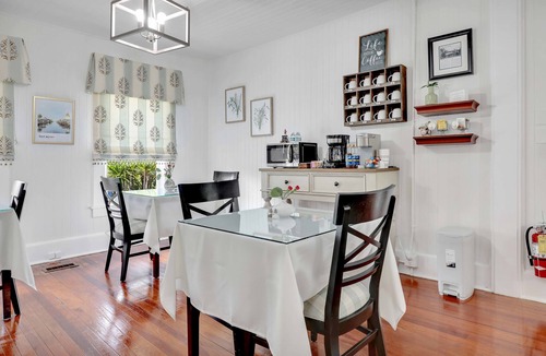 Fort Myers River District House | Hibiscus House Bed Breakfast Inn Turtle Room Bed-ada