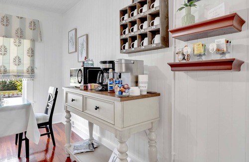 Fort Myers River District House | Hibiscus House Bed Breakfast Inn Turtle Room Bed-ada