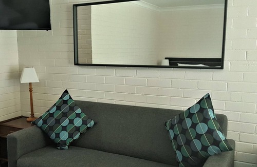 Budgewoi Hotel | Hibiscus Lakeside Motel