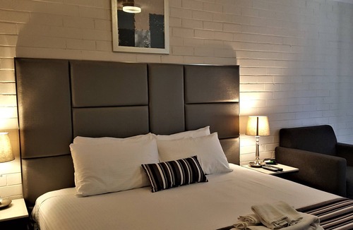 Budgewoi Hotel | Hibiscus Lakeside Motel